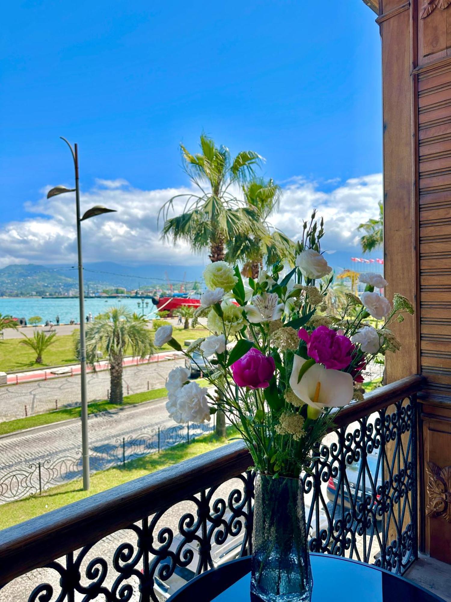 Emerald Hotel Batumi Exterior foto